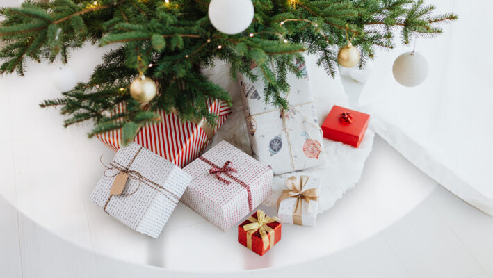 Tischfolie als Unterlage für den Weihnachtsbaum