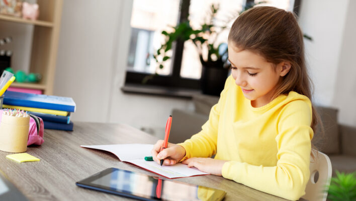 Schutzfolie für den Kinder Schreibtisch
