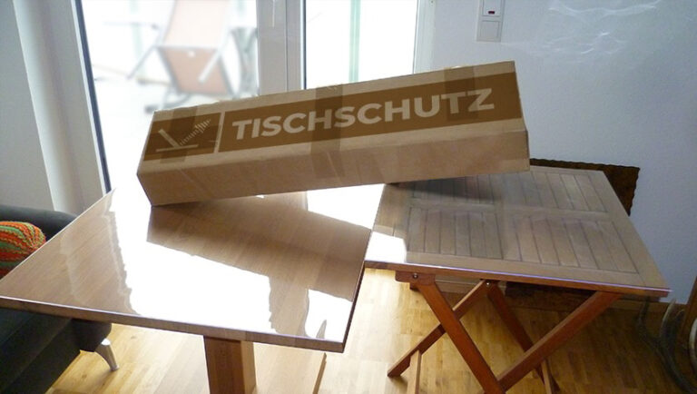 Tischschutzfolie von tischschutz.de auf dem Tisch eines Kunden