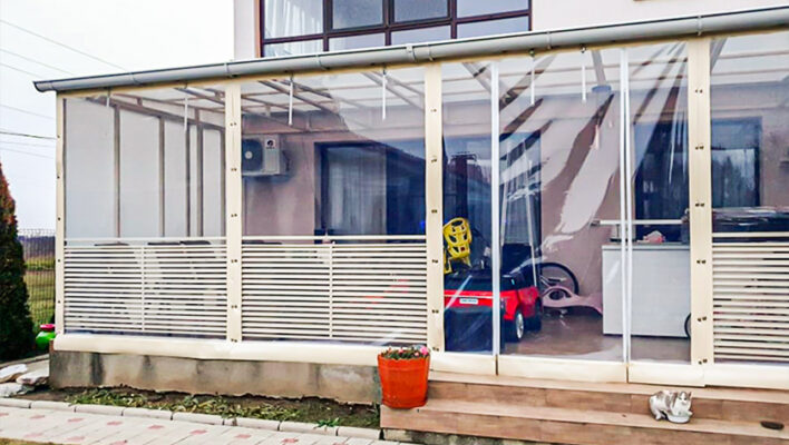 Unser Tipp: Durchsichtige Tischdecken als Windschutz für die Terrasse